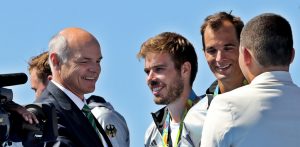 Rio 2016: Stoss übergibt Medaillen an Achter